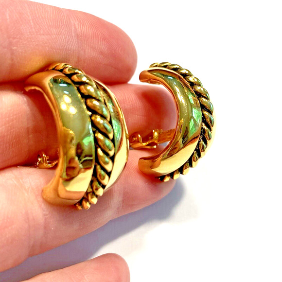 Vintage Clip On Earrings Chunky Goldtone Rope Textured Faux Hoop Boss Lady Y2K - Picture 5 of 7